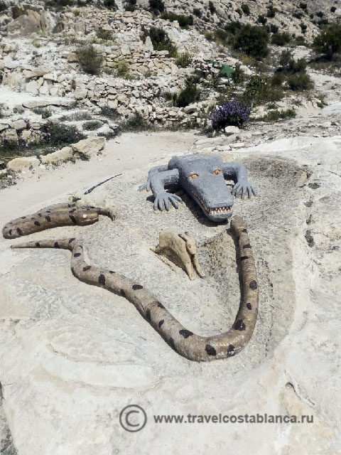 Забавные скульптуры в горах рядом с Эльче - крокодил