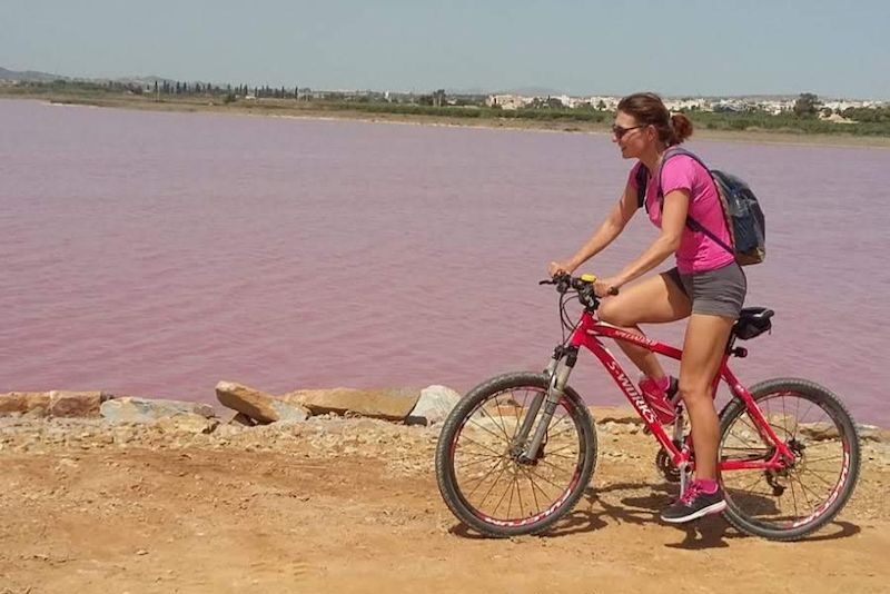 На велосипеде к розовому озеру